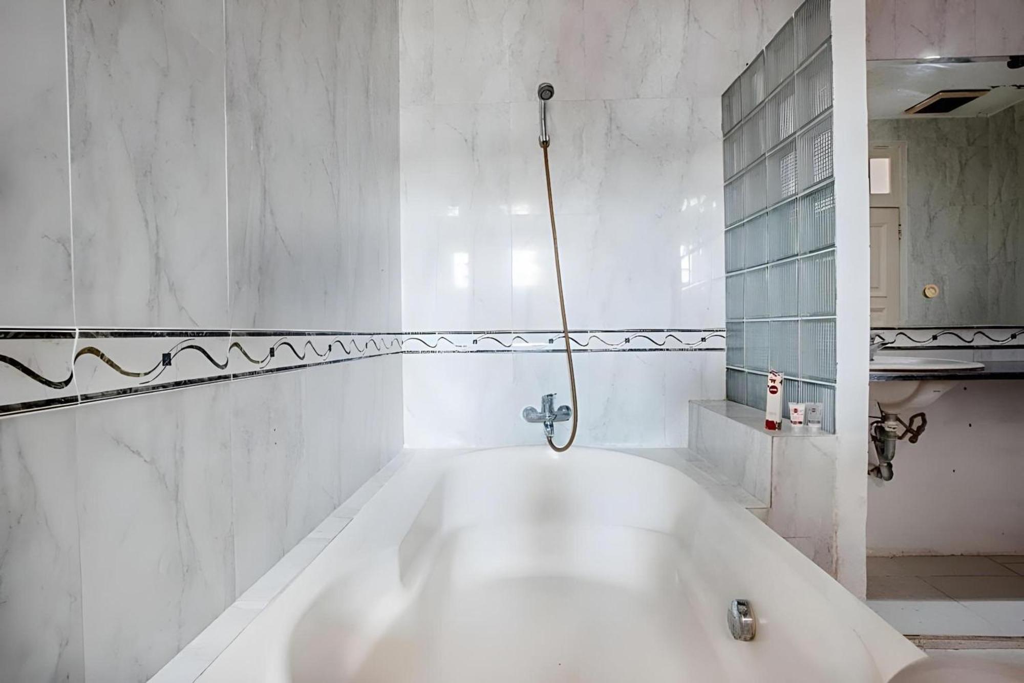 Capital O 332 Residence G17 Kemang Jakarta Buitenkant foto